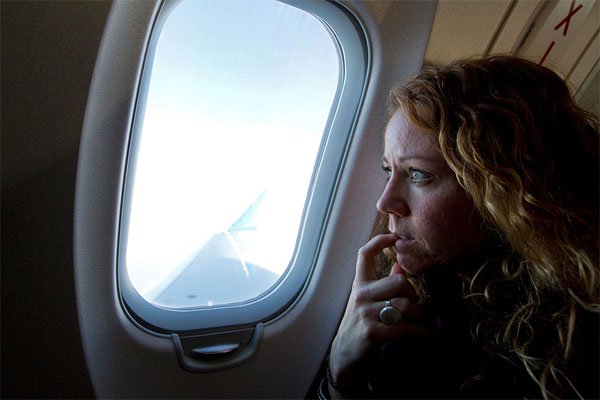 Mở tấm che cửa sổ trước khi cất/hạ cánh là giai đoạn quan trọng trong mỗi chuyến bay