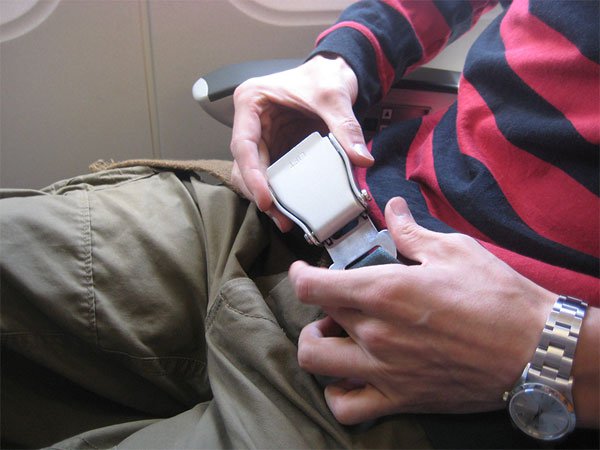 Dây an toàn giúp giữ cố định cơ thể với ghế và giảm thiểu chấn thương khi máy bay bị dằn xóc hay va chạm. 
