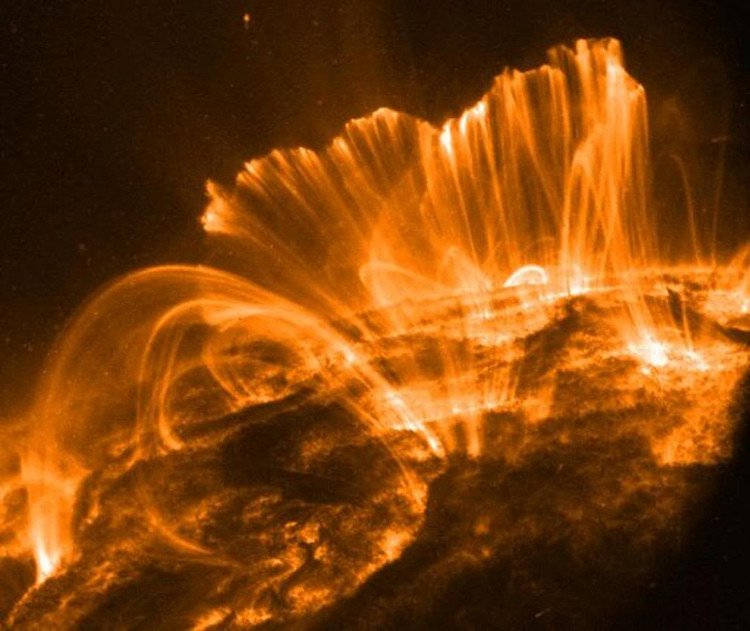 Bão từ có nguồn gốc từ các vụ nổ trên bề mặt Mặt trời.