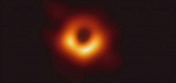 Hình ảnh cho thấy lỗ đen ở trung tâm Messier 87, một thiên hà khổng lồ trong cụm thiên hà Virgo.