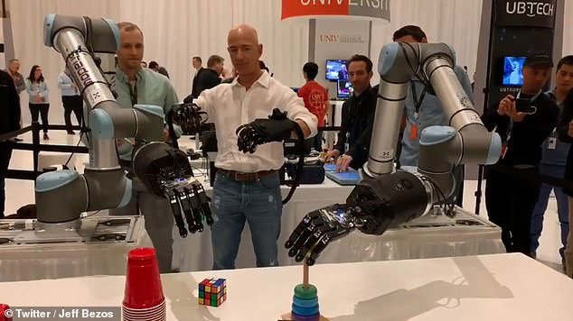 Jeff Bezos khoe cánh tay robot đủ tinh tế để chơi rubik