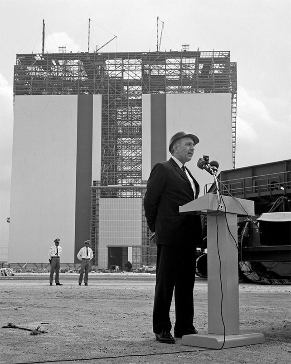 Giám đốc Trung tâm Kurrt Debus phát biểu tại công trình VAB năm 1965.