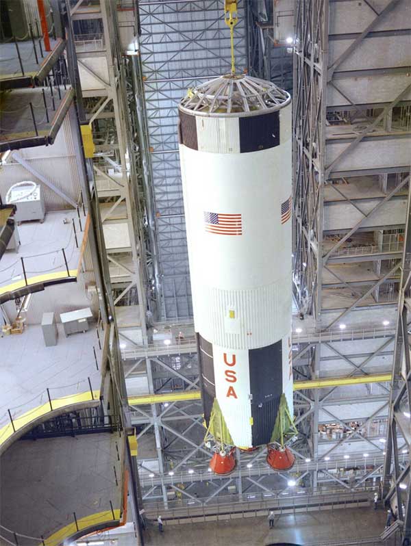 Lắp ráp tên lửa Saturn V cho sứ mệnh Apollo 8.