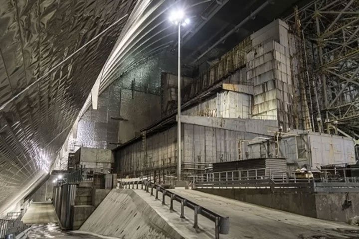 Quang cảnh bên trong quan tài thép mới bao trùm nhà máy Chernobyl.