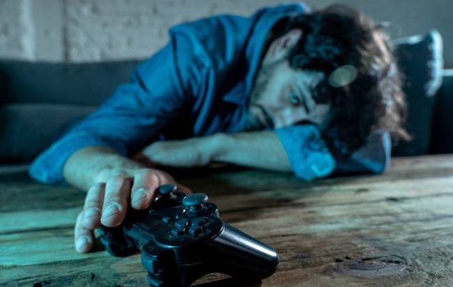 Khoa học vừa chứng minh: Nam giới sống nội tâm, hay khóc thầm thường hay nghiện game
