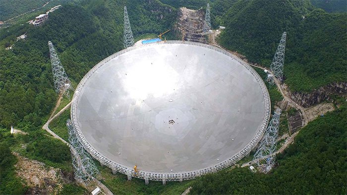 Kính viễn vọng vô tuyến FAST ở vùng núi huyện Bình Đường, tỉnh Quý Châu.
