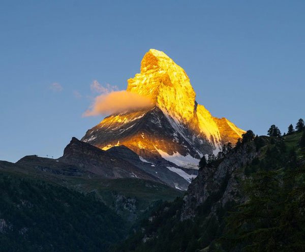 Núi Matterhorn dưới nắng sớm