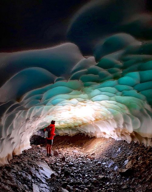 Đường hầm ở Patagonia, Argentina trông giống như vảy rồng màu ngọc bích