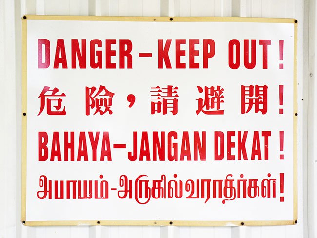 Một biển hiệu ở Malaysia có thể dùng tới 4 thứ tiếng.