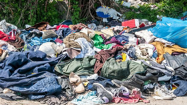 Mỗi năm, có tới hàng trăm triệu chiếc quần áo bị vứt đi.