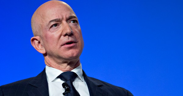 Thảm họa hơn Meta, Amazon bốc hơi 1.000 tỷ USD vốn hóa sau 1 năm, Jeff Bezos ngồi không cũng mất 83 tỷ USD - Ảnh 1.
