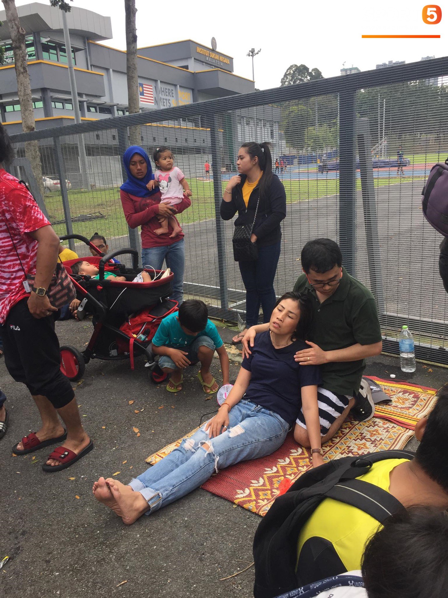Kinh hoàng cảnh mua vé xem chung kết AFF Cup tại Malaysia: Nhiều người kiệt sức, nằm la liệt bên đường - Ảnh 3.