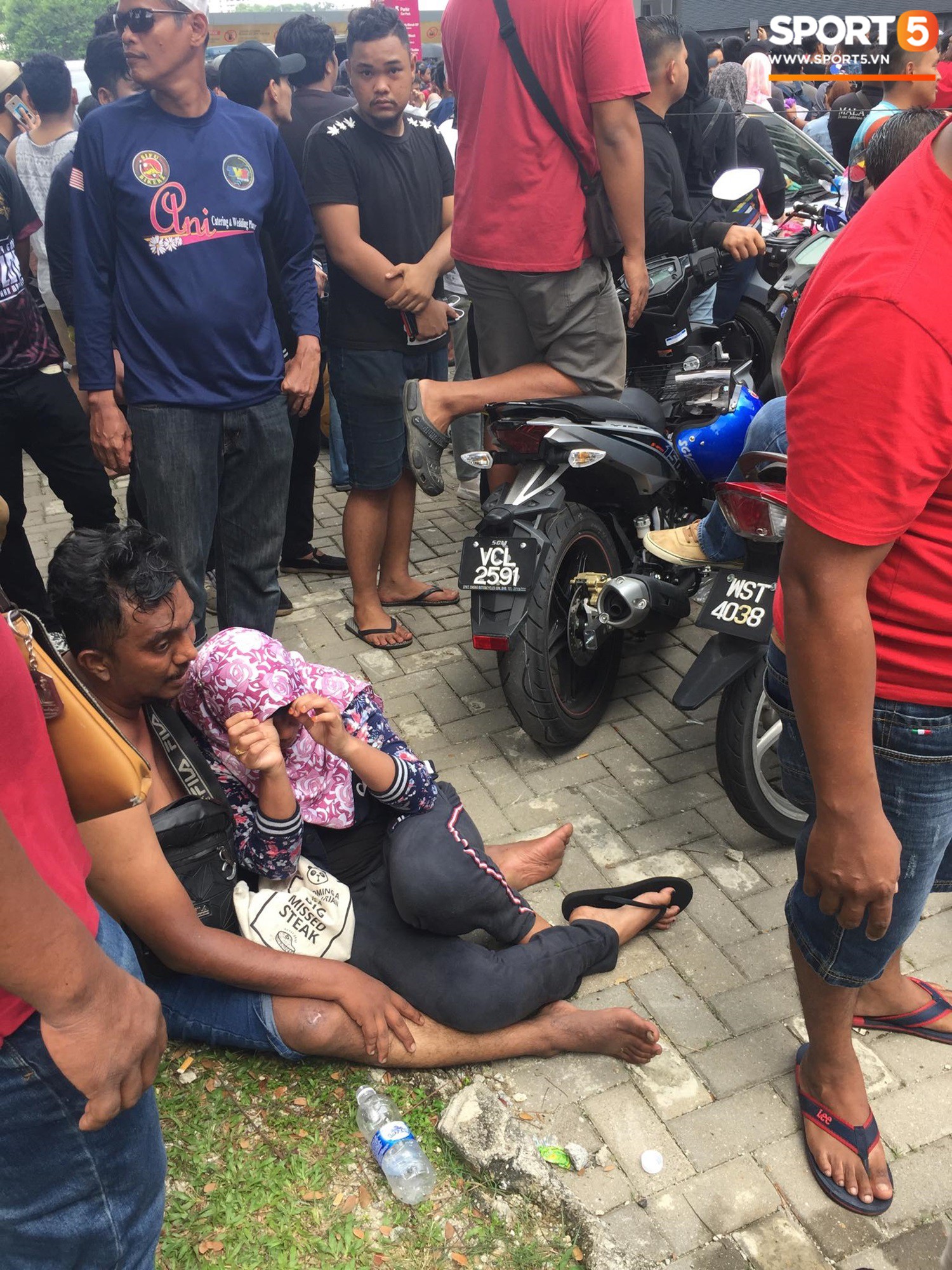 Kinh hoàng cảnh mua vé xem chung kết AFF Cup tại Malaysia: Nhiều người kiệt sức, nằm la liệt bên đường - Ảnh 7.