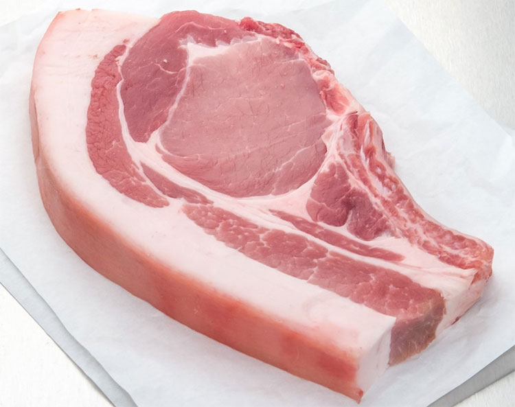 Thịt lợn sạch thường có lớp bì và mỡ dày.