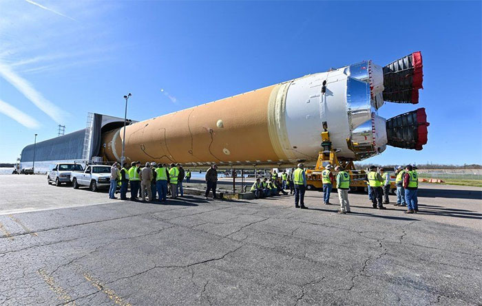 Tên lửa cao hơn tòa nhà 30 tầng và được Boeing thửa riêng cho NASA theo hợp đồng giữa hai bên.