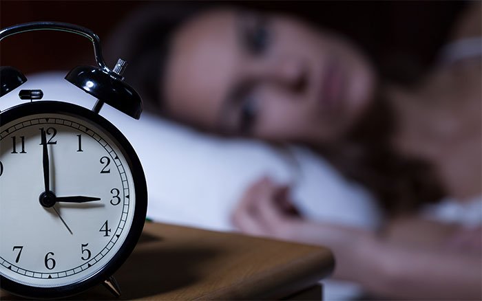 Mất ngủ, mệt mỏi cũng là một dấu hiệu cho thấy cơ thể đang thiếu canxi.