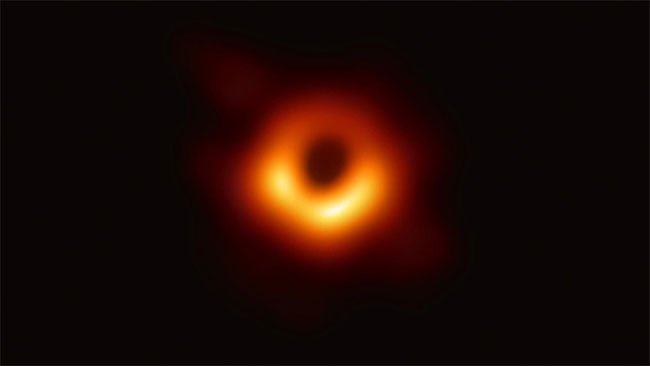 Bức ảnh đầu tiên về hố đen vũ trụ con người chụp được.