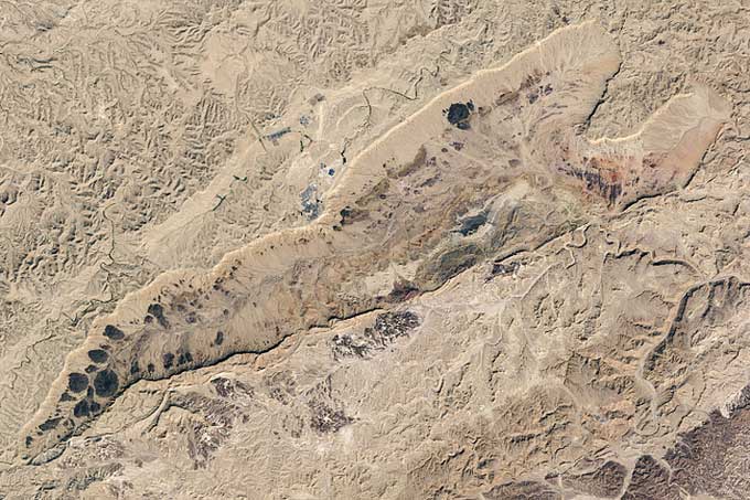 Hố trũng khổng lồ hình trái tim giữa sa mạc