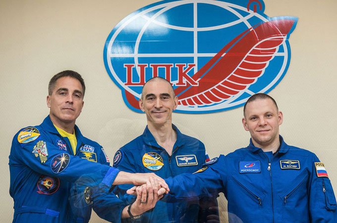 Phi hành gia Chris Cassidy (trái), Anatoli Ivanishin (giữa) và Ivan Wagner (phải)