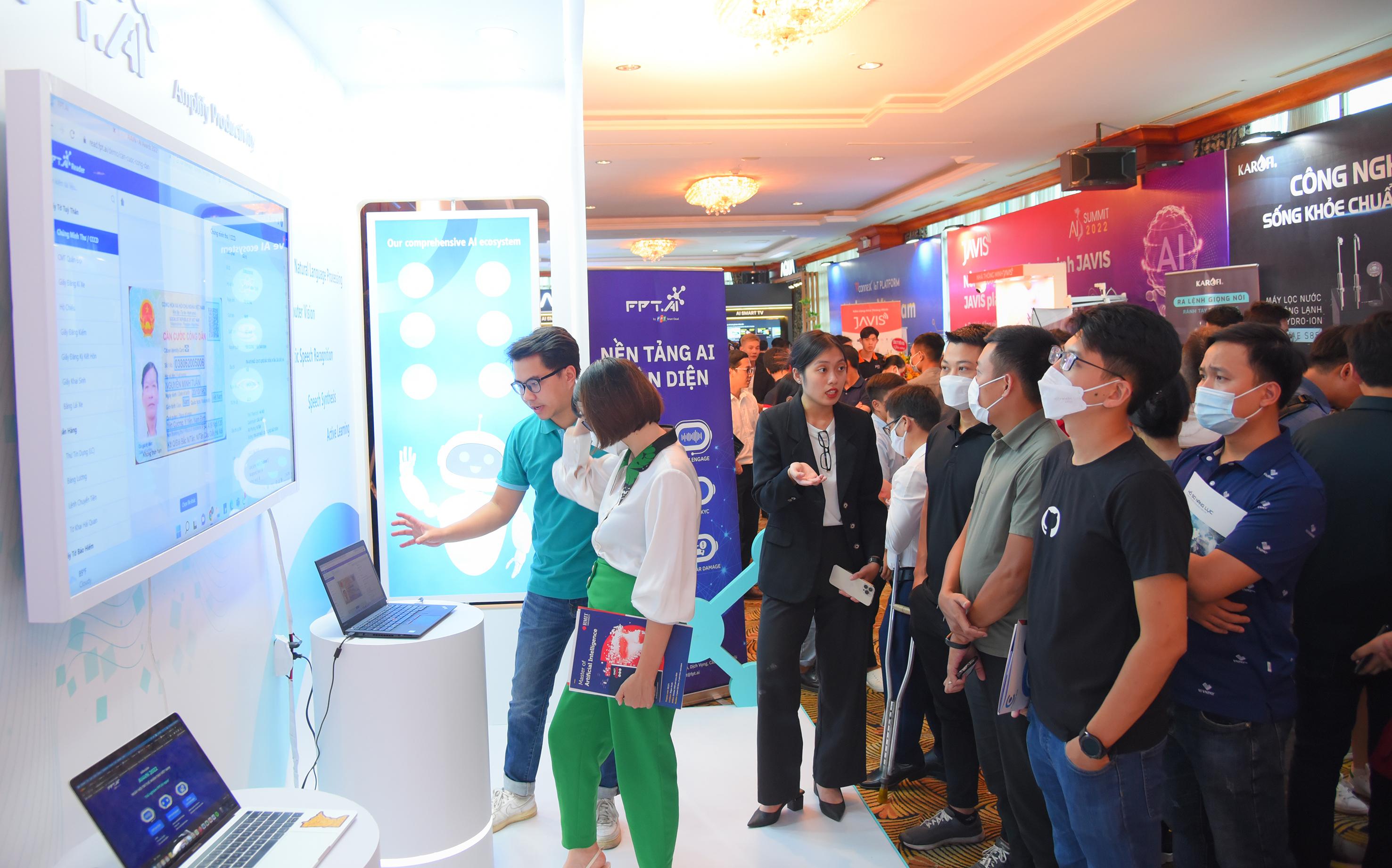 Khách hàng trải nghiệm công nghệ của AI của FPT tại khu vực triển lãm trong Ngày hội Trí tuệ nhân tạo Việt Nam 2022