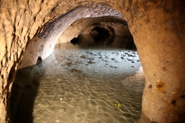 Phần còn lại của một thành phố cổ được bảo tồn trong làn nước trong vắt.