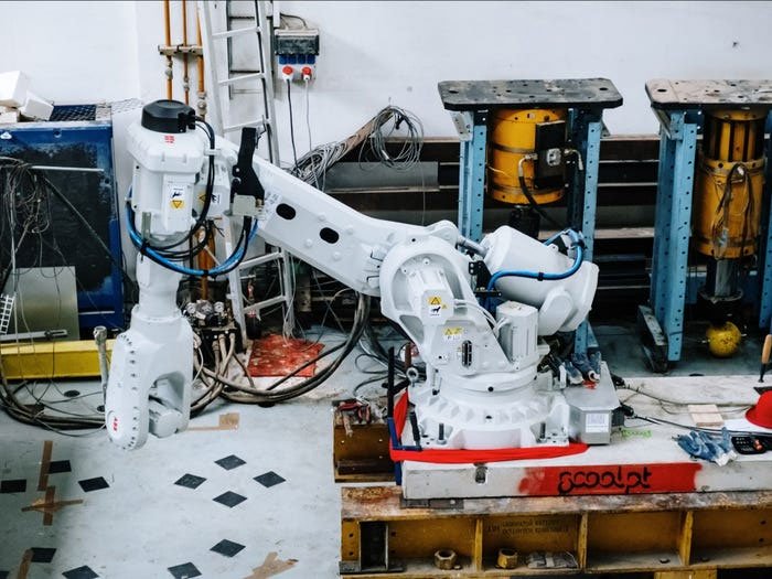 Prvok được chế tạo bằng máy Scoolpt, một cánh tay robot được sử dụng trong sản xuất ô tô.