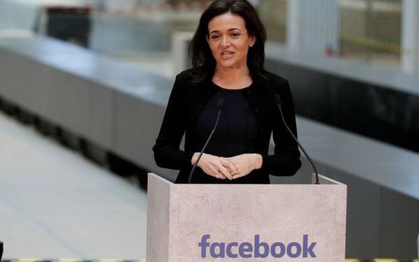 Tiết lộ động trời về việc Sheryl Sandberg rời Facebook sau 14 năm: Mệt mỏi vì luôn phải làm bình phong chịu trận cho mọi bê bối, không còn cùng chí hướng với Mark Zuckerberg - Ảnh 1.
