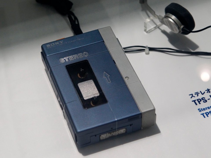 Bạn có biết: iPhone đời đầu và đài cassette Walkman vẫn được săn lùng với giá cả ngàn đô