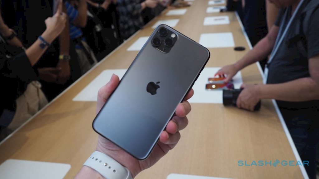 Trên tay iPhone 11 và iPhone 11 Pro: Chất hơn iPhone XS, lấn cấn nhất vẫn là cụm camera lồi