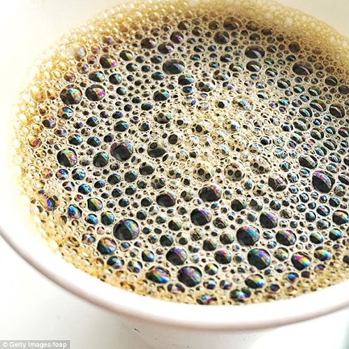 Những bọt nước trong cốc cà phê đôi khi vẫn khiến họ rùng mình. 