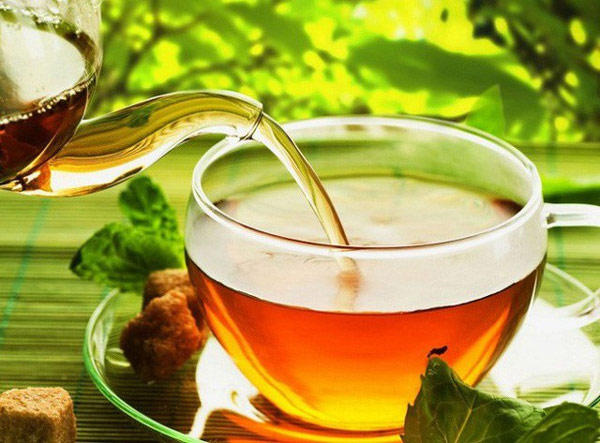 Trà, đặc biệt là trà xanh, rất giàu các hợp chất chống oxy hóa, có thể hạn chế tổn thương tế bào và tăng cường hệ miễn dịch