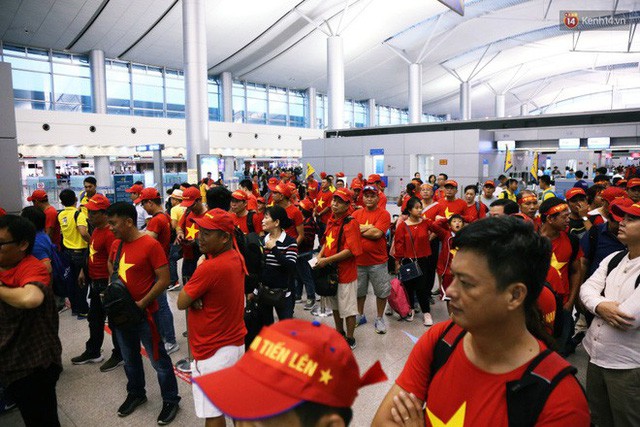 CĐV nhuộm đỏ sân bay Nội Bài và Tân Sơn Nhất, lên đường sang Malaysia tiếp lửa cho ĐT Việt Nam trong trận chung kết AFF Cup - Ảnh 12.