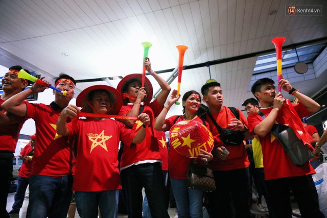 CĐV nhuộm đỏ sân bay Nội Bài và Tân Sơn Nhất, lên đường sang Malaysia tiếp lửa cho ĐT Việt Nam trong trận chung kết AFF Cup - Ảnh 14.