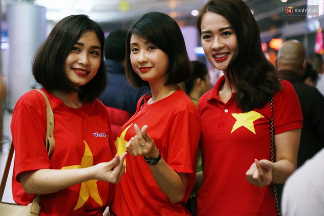 CĐV nhuộm đỏ sân bay Nội Bài và Tân Sơn Nhất, lên đường sang Malaysia tiếp lửa cho ĐT Việt Nam trong trận chung kết AFF Cup - Ảnh 19.
