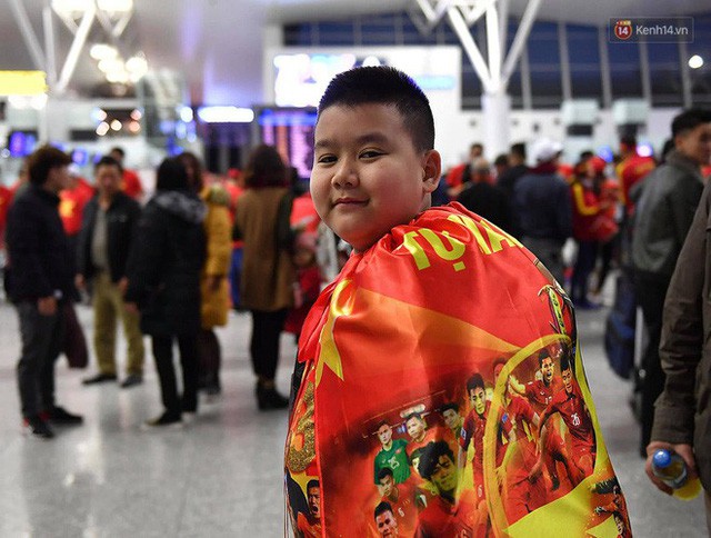 CĐV nhuộm đỏ sân bay Nội Bài và Tân Sơn Nhất, lên đường sang Malaysia tiếp lửa cho ĐT Việt Nam trong trận chung kết AFF Cup - Ảnh 4.