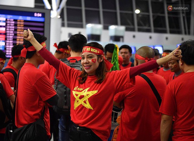 CĐV nhuộm đỏ sân bay Nội Bài và Tân Sơn Nhất, lên đường sang Malaysia tiếp lửa cho ĐT Việt Nam trong trận chung kết AFF Cup - Ảnh 5.