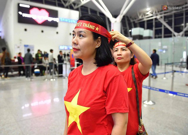CĐV nhuộm đỏ sân bay Nội Bài và Tân Sơn Nhất, lên đường sang Malaysia tiếp lửa cho ĐT Việt Nam trong trận chung kết AFF Cup - Ảnh 6.
