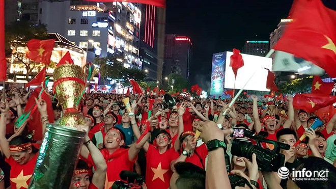 Video: Người hâm mộ vỡ òa khi đội tuyển Việt Nam ghi 2 bàn liên tiếp