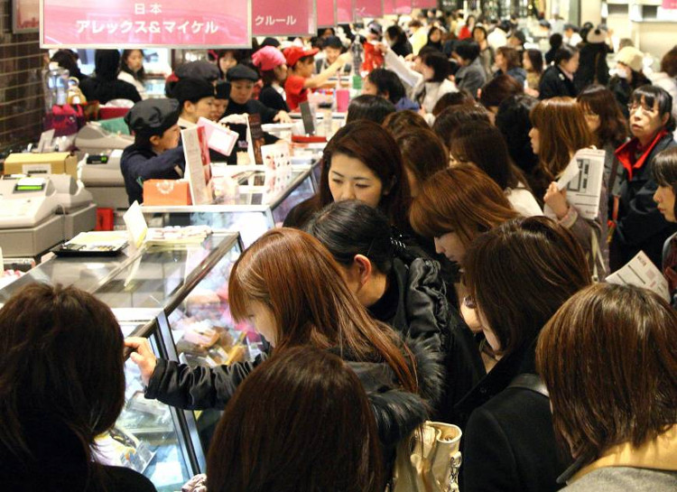 Phụ nữ Nhật Bản tìm mua chocolate để tặng đồng nghiệp nam vào ngày 14/2.