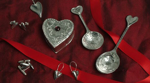 Vào ngày Valentine, các cặp tình nhân thường tặng nhau bộ thìa bạc được chạm khắc biểu tượng chìa khóa và ổ khóa.