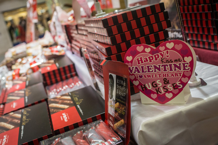 Vào ngày 14/2, những cô gái Nhật Bản sẽ tặng quà Valentine cho nam giới.