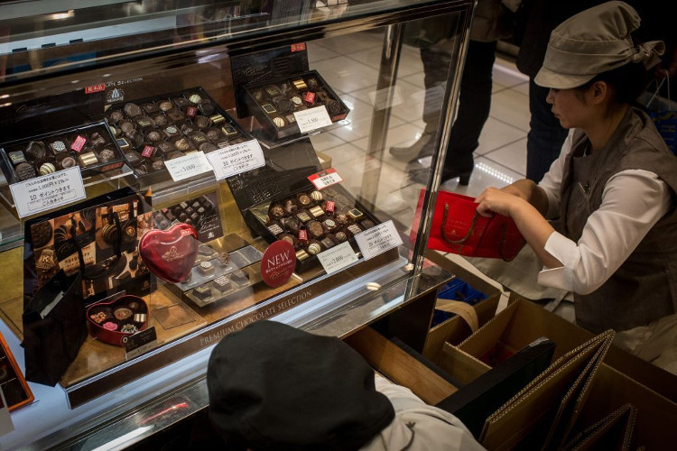 Giống như Nhật Bản, vào ngày 14/2 (Valentine Đỏ), các cô gái Hàn Quốc sẽ tặng chocolate cho người mình yêu.