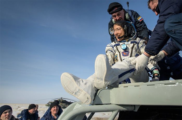 Nữ phi hành gia Christina Koch rời khỏi tàu Soyuz sau khi hạ cánh xuống Kazakhstan