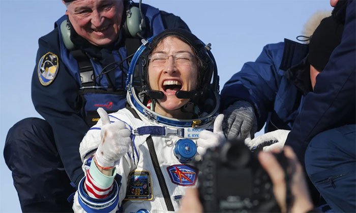 Christina Koch tươi cười khi trở về Trái Đất