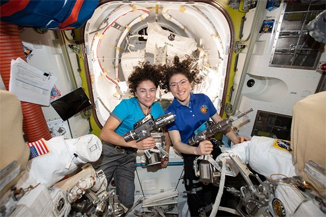 Phi hành gia Christina Koch và Jessica Meir ở Trạm Không gian Quốc tế.