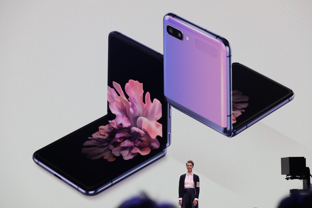 Samsung Galaxy Z Flip ra mắt: màn hình gập vỏ sò, giá 1380 USD bán ngày Valentine ảnh 1