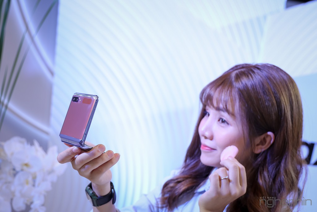 Cận cảnh Samsung Galaxy Z Flip tại Việt Nam giá 36 triệu bán từ 14/2 ảnh 3
