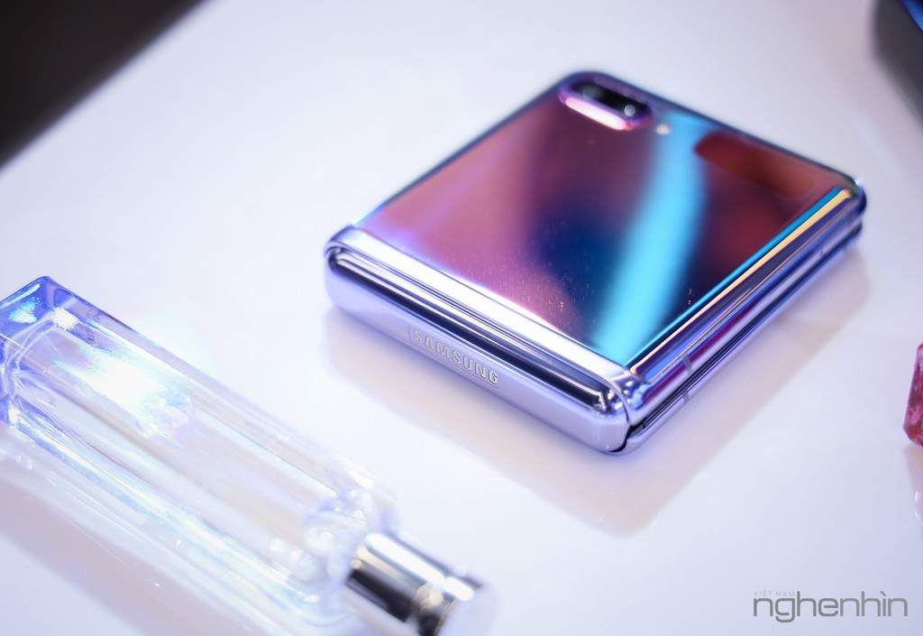 Cận cảnh Samsung Galaxy Z Flip tại Việt Nam giá 36 triệu bán từ 14/2 ảnh 6