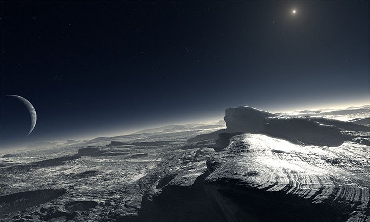 Bề mặt Pluto với bầu khí quyển sương mù, vệ tinh Charon và Mặt Trời trên bầu trời.