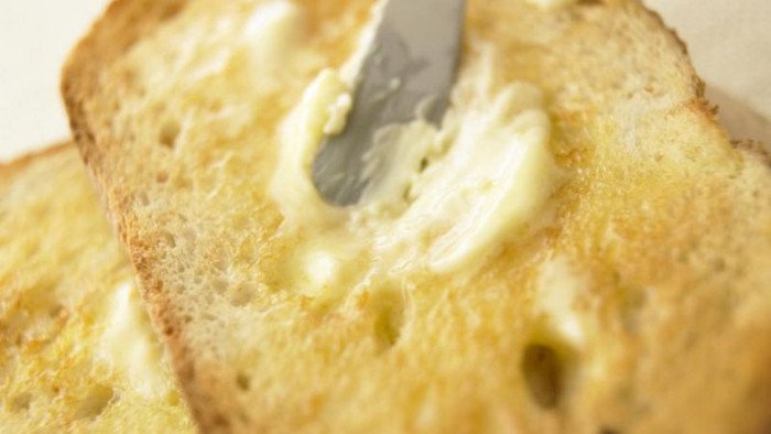Lát bánh mì buổi sáng mà bạn phết bơ lên là bước cuối cùng của một mạng lưới phản ứng hóa học phức tạp.